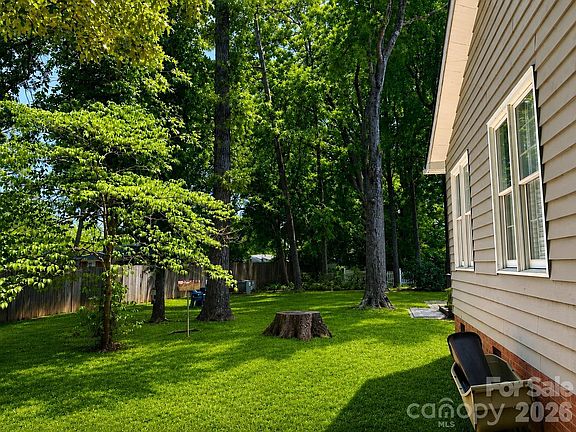 3rd image of 111 Gallarie Pl