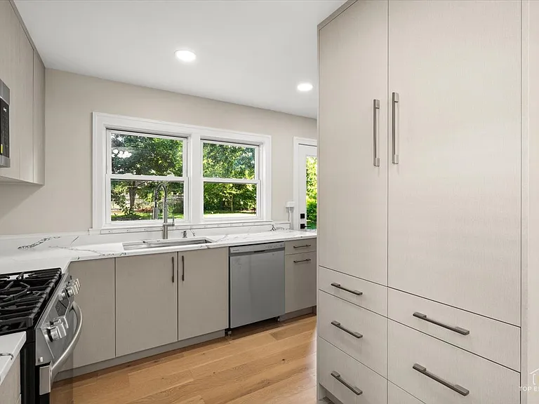 463 Longfellow Ave — Photo 11
