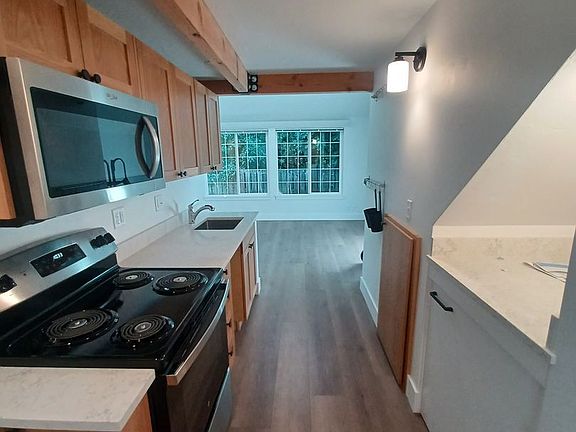 4th image of 2035-2044 Emerald St #2037