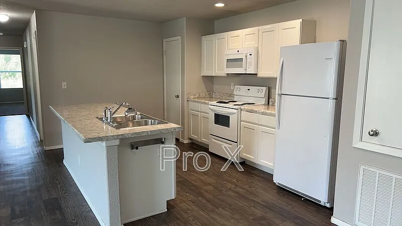 3 bed, 2.0 bath, 1420 sqft, $1,425 — Photo 3