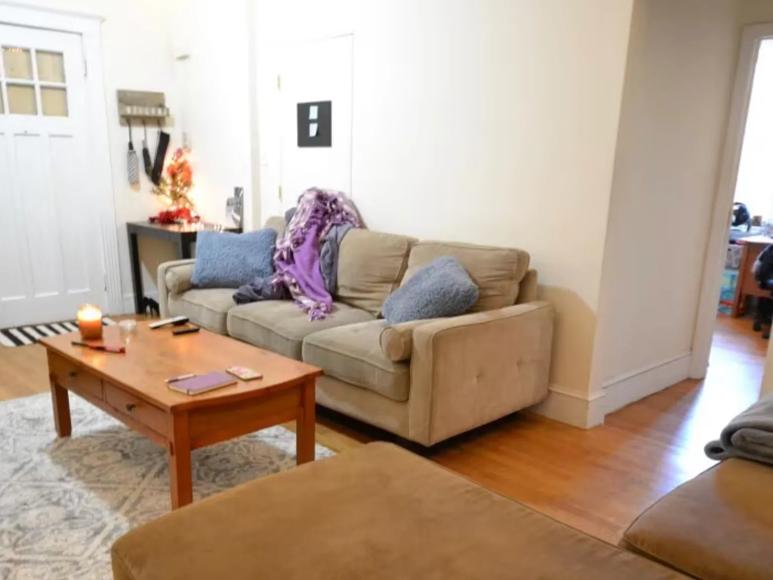 4 bed, 1025 sqft, $5,950 — Photo 2