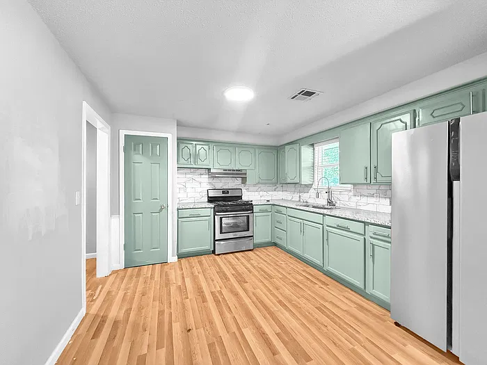 2 bed, 1.0 bath, 1302 sqft, $1,230 — Photo 4