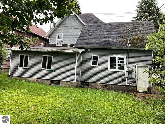 2nd image of 124 W Pine St