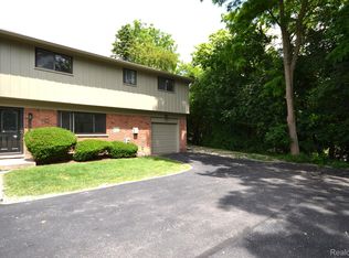 160 E Hickory Grove Rd, Bloomfield Hills, MI 48304