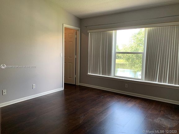 3rd image of 1093 Woodfield Rd Unit 1093