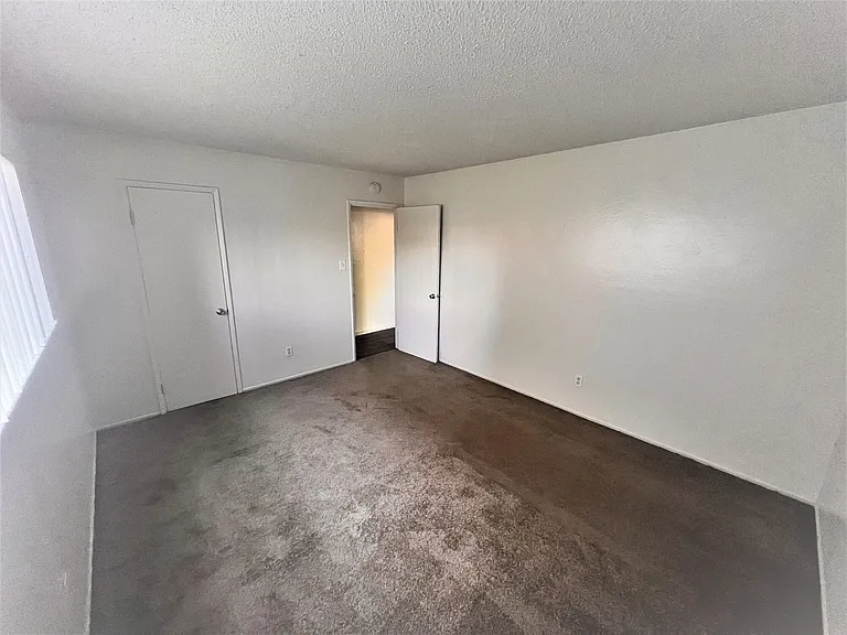 Gold Crossing Apartments — Photo 12