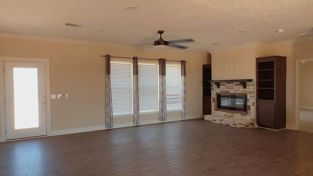 3 bed, 2.0 bath, 1950 sqft, $2,300 — Photo 3