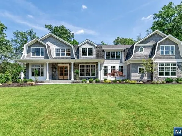 725 Surrey Ln, Franklin Lakes, NJ 07417