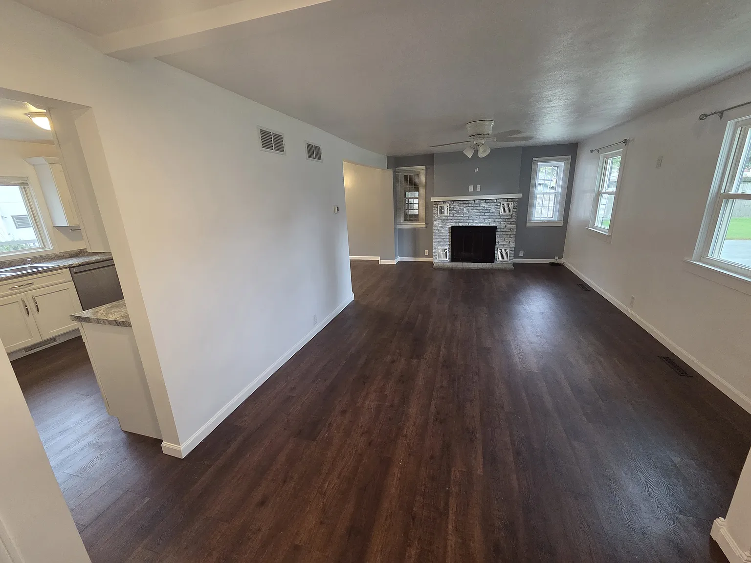 4 bed, 1978 sqft, $2,100 — Photo 2