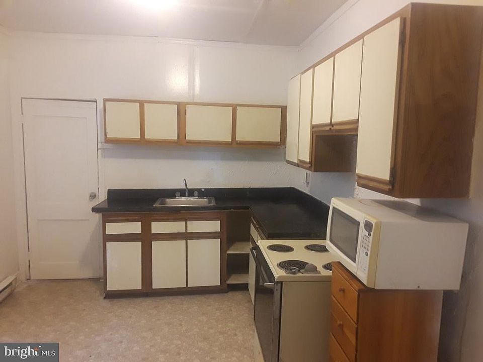 1st image of 923 W Dakota St