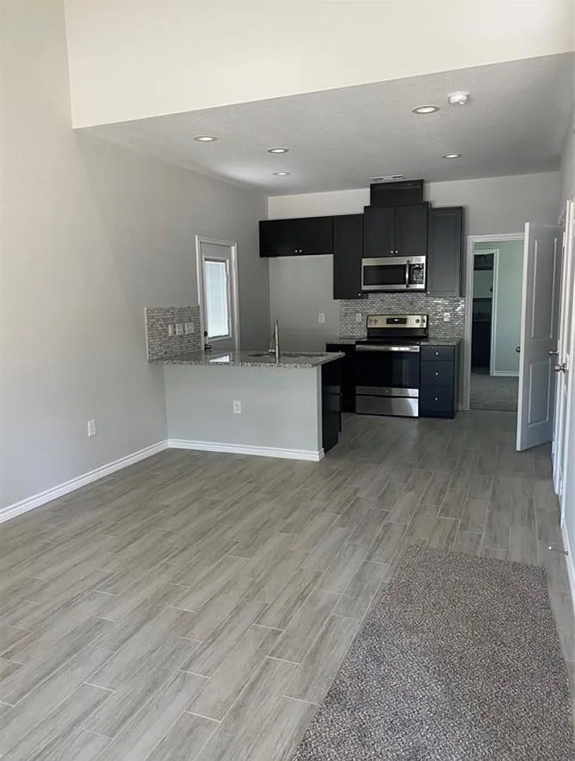 Cozy 3 bedroom, 2.5 bathroom move in ready! — Photo 2