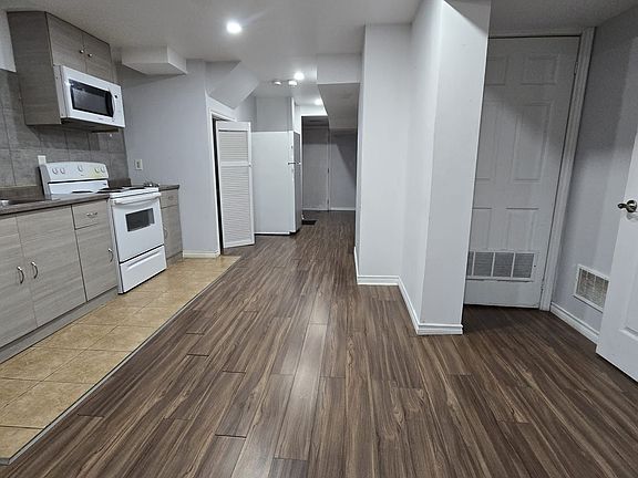 2nd image of 21 Chalkfarm Cres #Basement