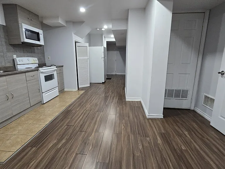 21 Chalkfarm Cres #BASEMENT — Photo 2