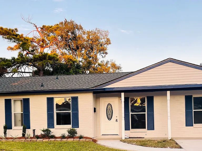 313 Catalpa Dr — Photo 1