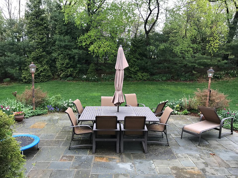2nd image of 15 E Hill Ct
