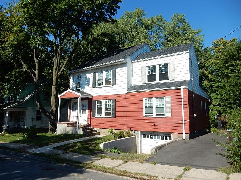 2nd image of 7 Roselyn Pl