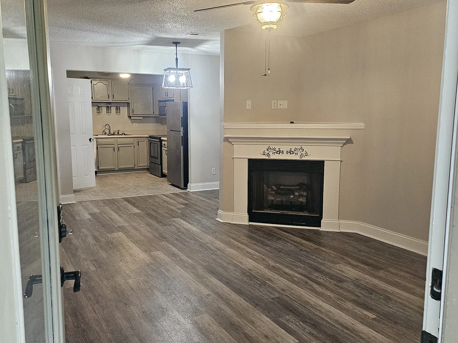 42 Queen Rd — Photo 2