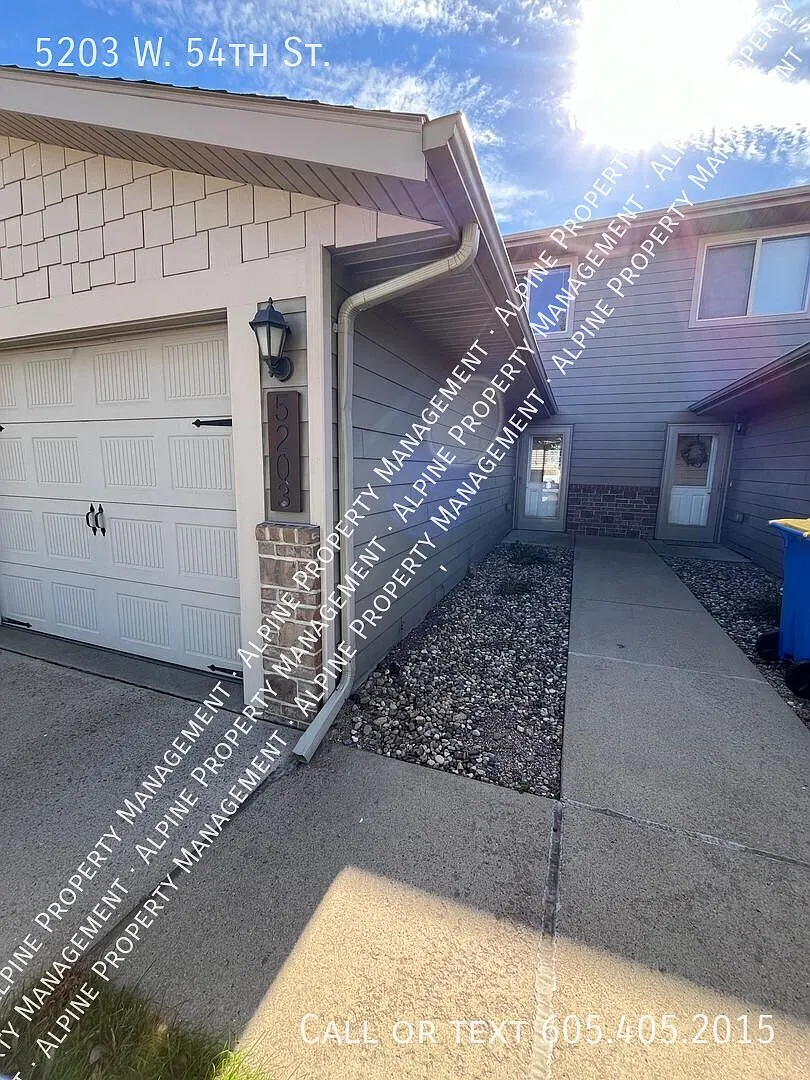 2 Bed/1.5 Bath Townhome with in unit laundry For Rent!! — Photo 2