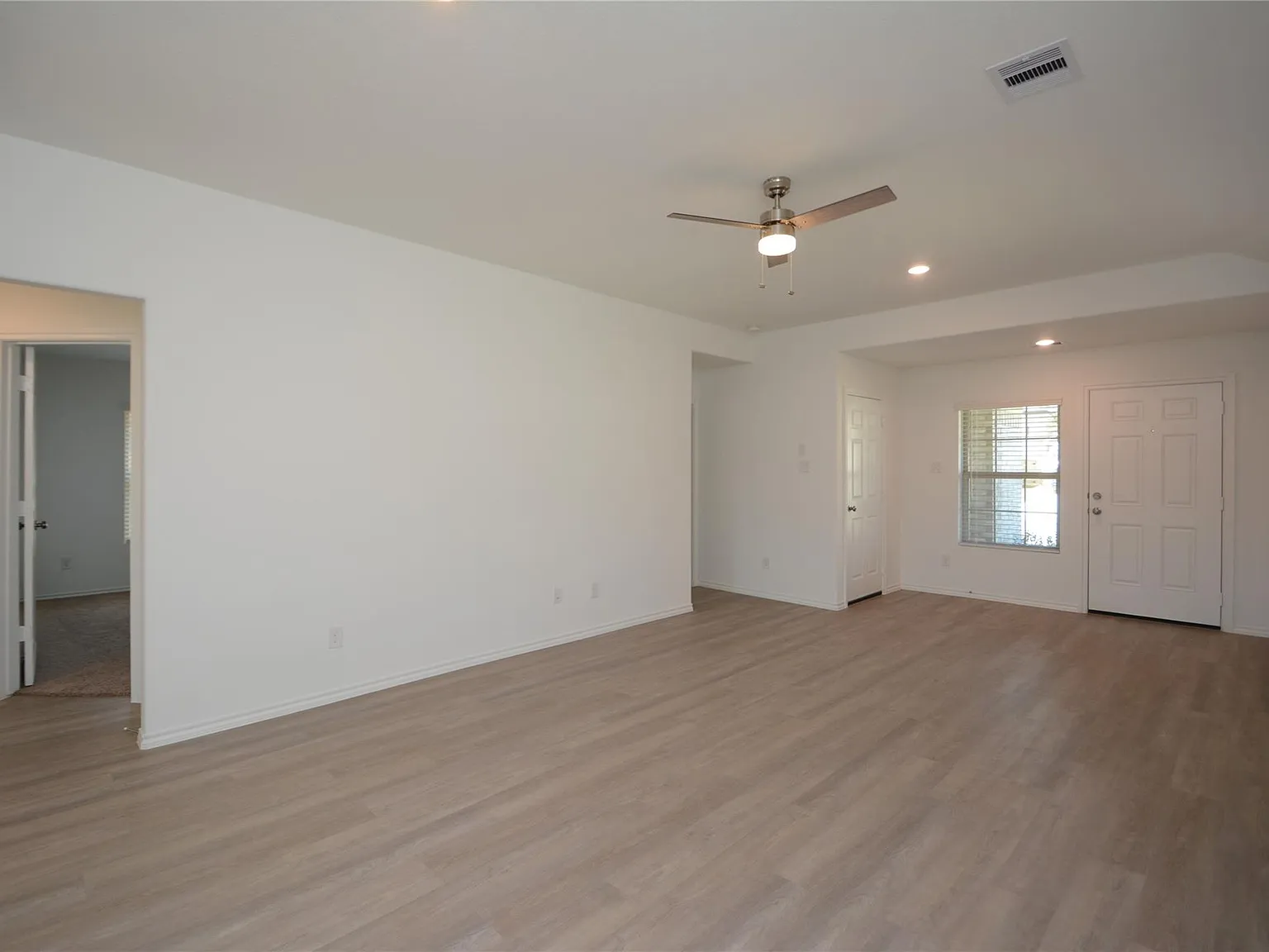 3 bed, 2.0 bath, 1230 sqft, $1,800 — Photo 4