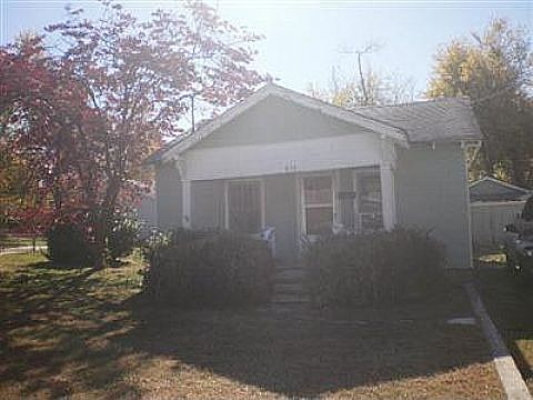 2nd image of 834 W Woodlawn St