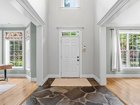 4th image of 105 Lakeshore Dr