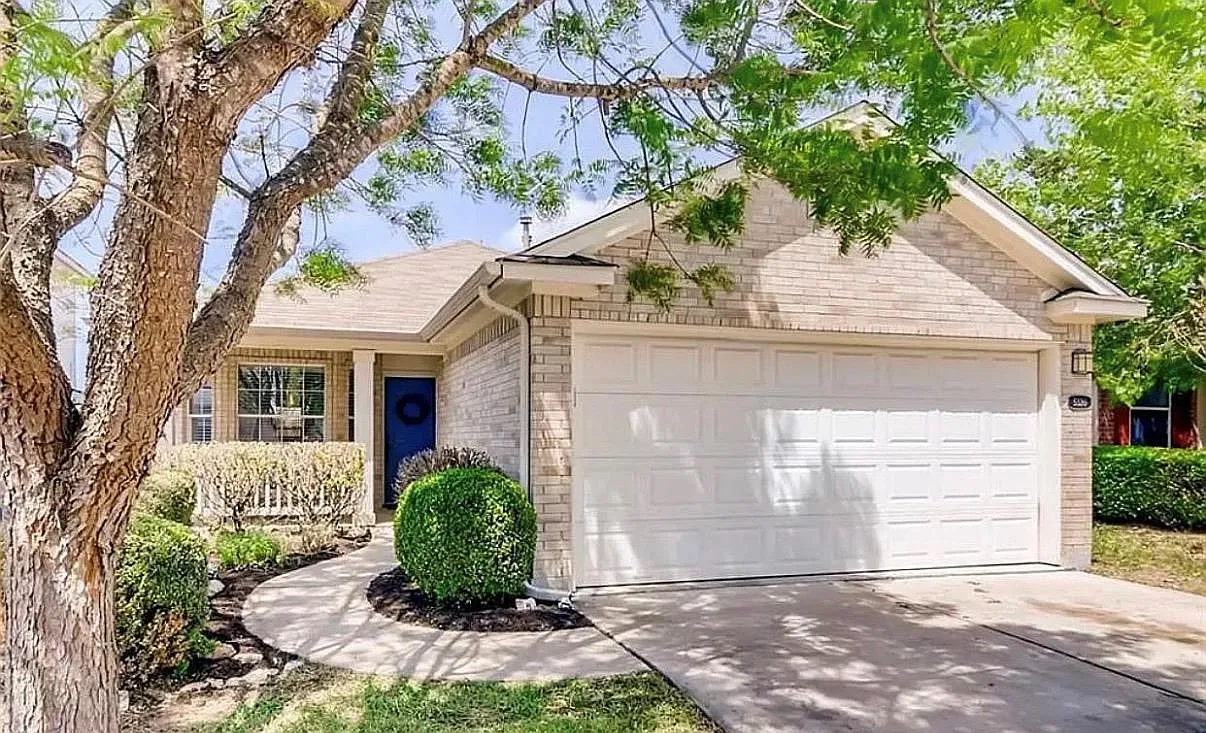 3 bed, 2.0 bath, 1213 sqft, $2,400 — Photo 2