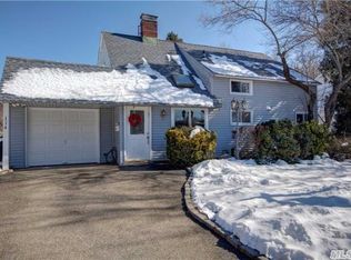 114 E Cabot Ln, Westbury, NY 11590