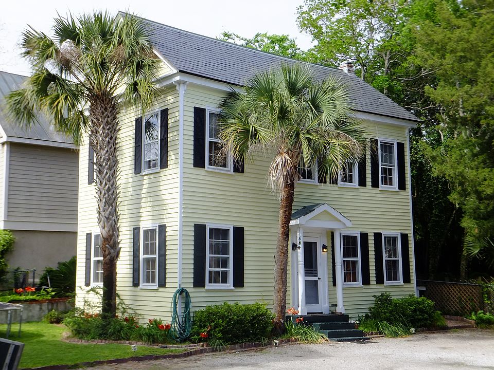 Live is this Carriage House
