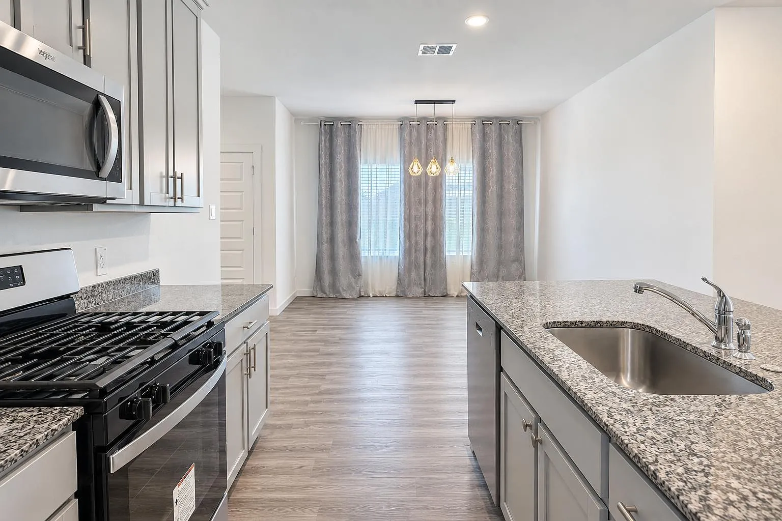 4 bed, 2.5 bath, 2369 sqft, $2,250 — Photo 3