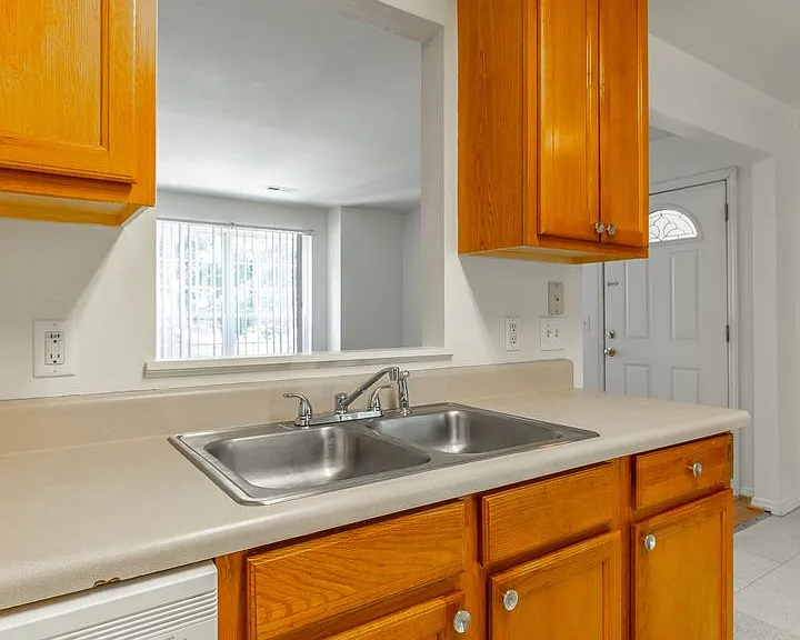 Eastwood Court Apartments — Photo 8
