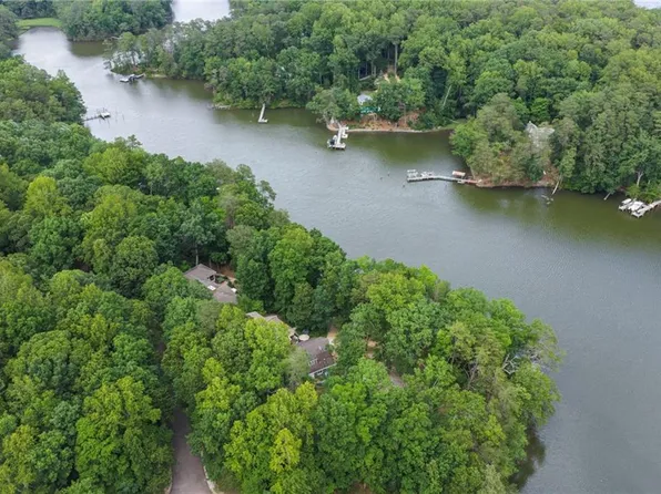 1015 Wilton Coves Dr, Hartfield, VA 23071