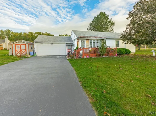 7233 Ridge Rd, Lockport, NY 14094