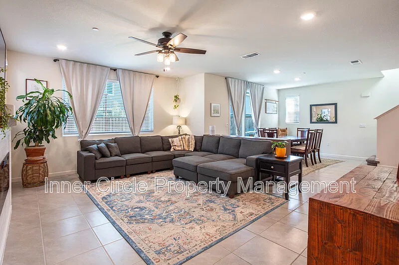 3 bed, 2.5 bath, 2012 sqft, $3,600 — Photo 4