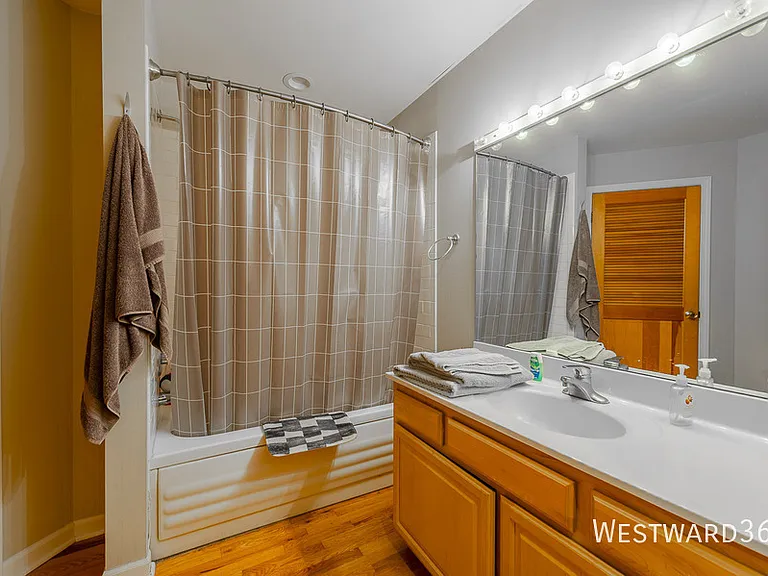 1114 W Hubbard St #2F — Photo 12