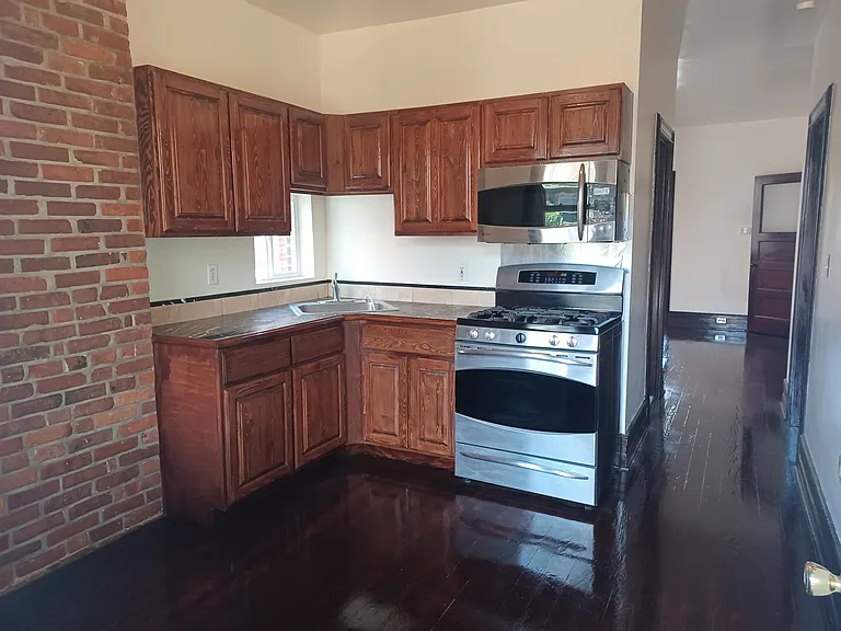 262 Bond St — Photo 2