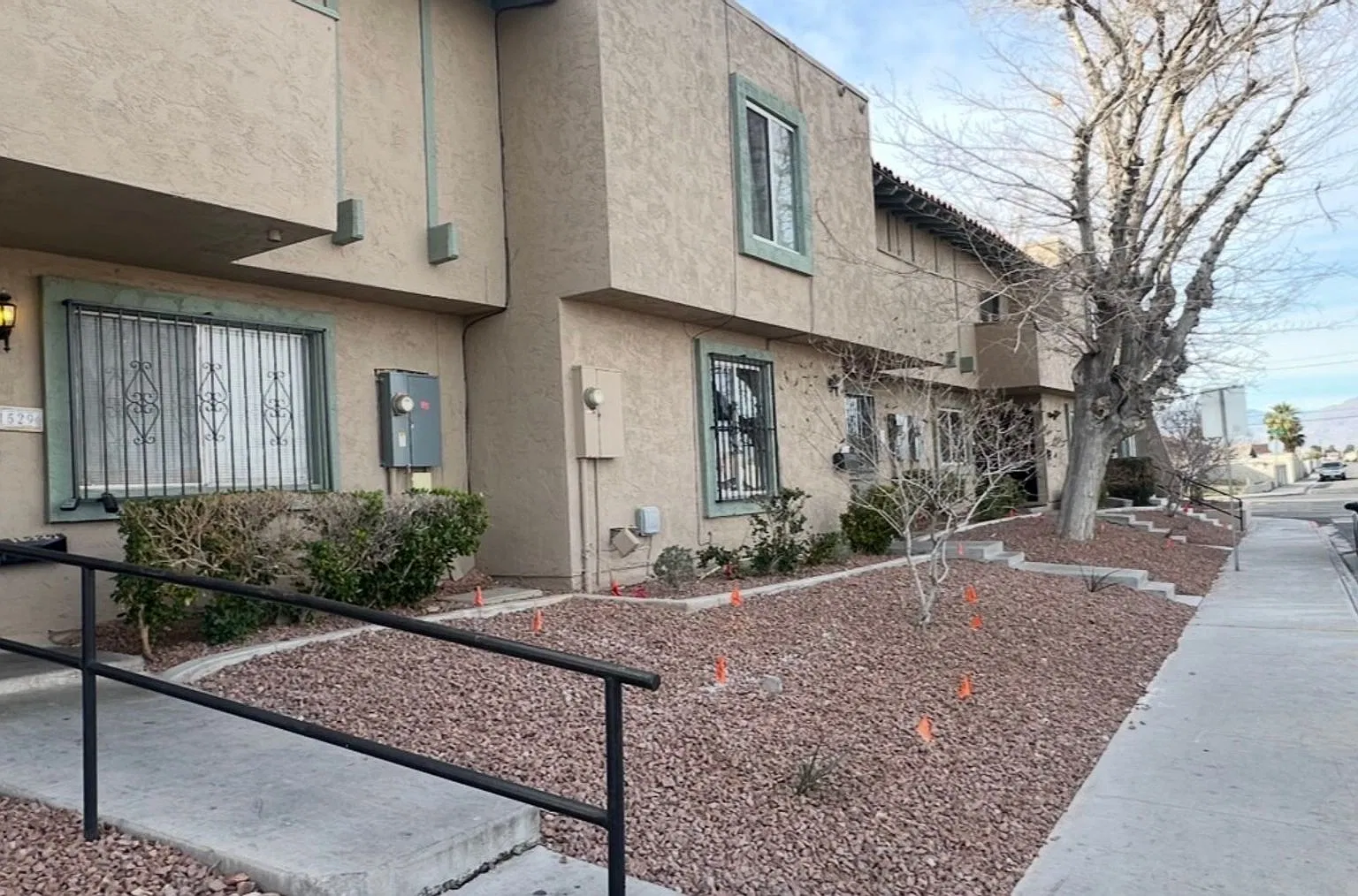 2 Bedrooms 1.5 Bathroom Townhouse Available For Rent Jones And Vegas Dr — Photo 2