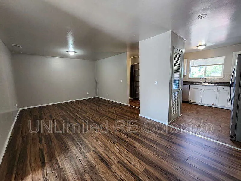3 bed, 1.0 bath, 1000 sqft, $1,700 — Photo 2