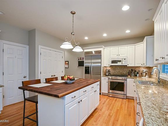 3rd image of 2546 Jefferson Dr