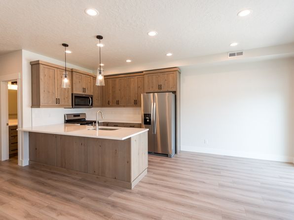 206 NE 3rd St #1