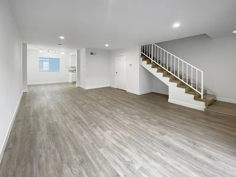 2 Bed, 2.5 Bath Townhouse Unit * North Glendale * Washer Dryer — Photo 12