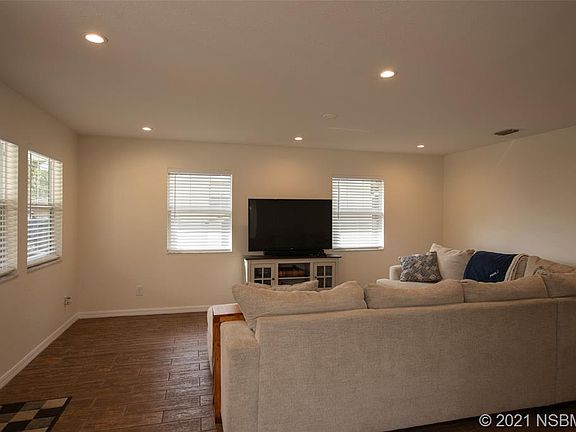 5th image of 546 N Myrtle Ave