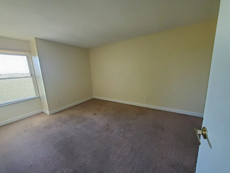 Abbott Acres Apartments — Photo 9