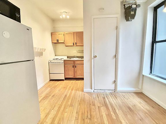 3rd image of 328 W 44th St APT 26