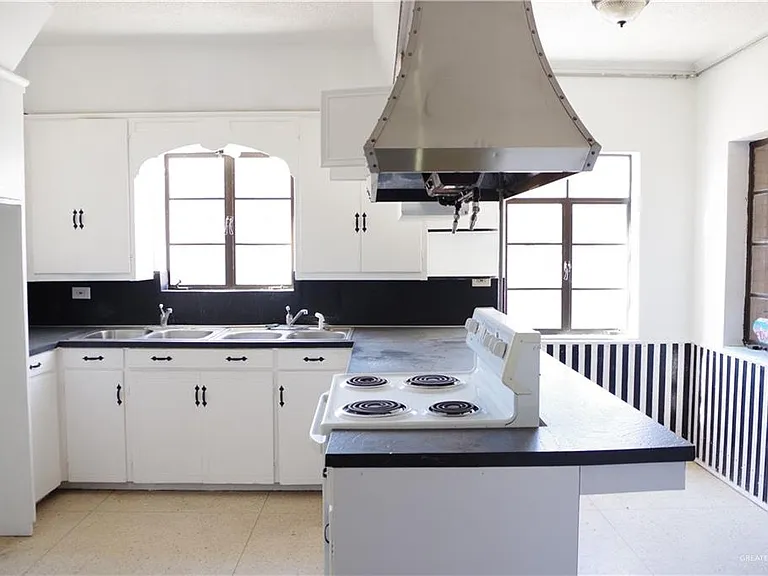 302 W Sam Houston Blvd — Photo 2