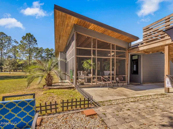 5084 Firetower Rd, Kiln, MS 39556