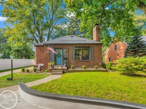 823 N 9th St, Saint Clair, MI 48079