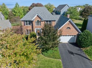 841 Meadow Ridge Dr, West Chicago, IL 60185