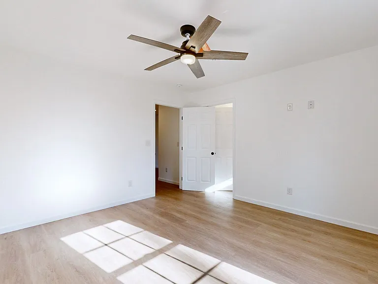 538 E State St — Photo 12