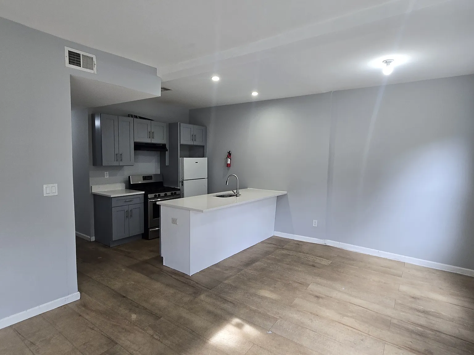 4 bed, $2,500 — Photo 2