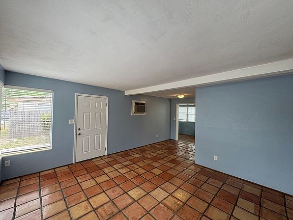3rd image of 619 Santa Fe Ln